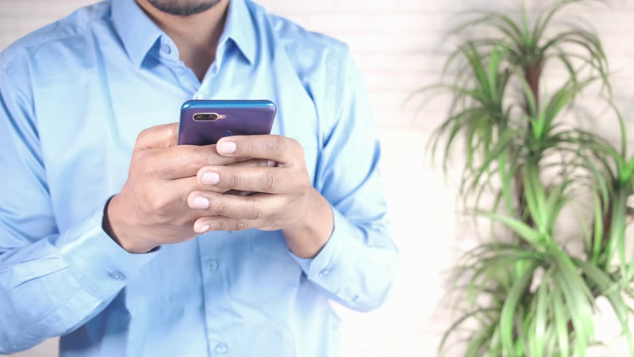 hombre usando un teléfono inteligente