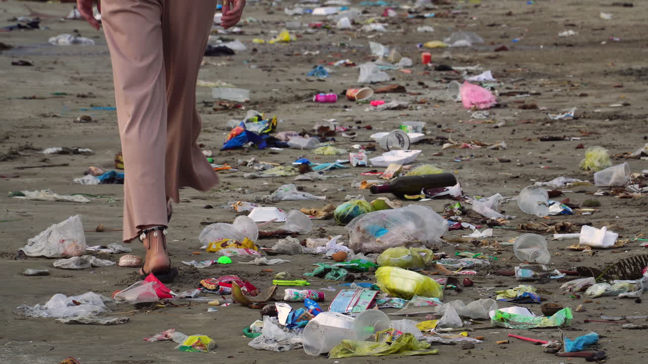 niña camina a orillas del mar con basura plástica - playa contaminada en mui ne, binh thuan, vietnam