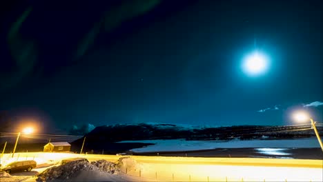 Wunderschöne-Grüne-Nordlichter-Beim-Mond-Am-Nachthimmel---Zeitraffer