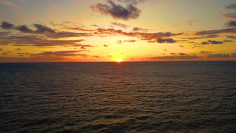 Vista-Aérea-Del-Horizonte-Del-Atardecer-Sobre-El-Mar