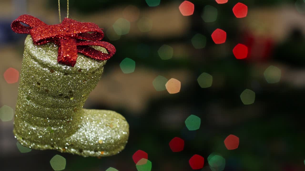 las botas de navidad se sacuden en bokeh. área del título