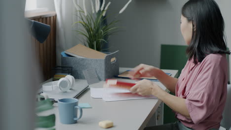 mujer estudiando en casa