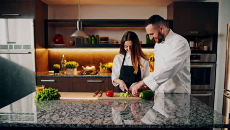 pareja cocinando juntos en la cocina