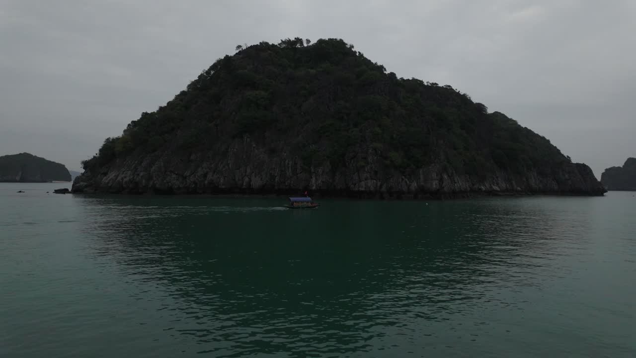 베트남의 하롱 베이, 란 하 베이, 카르스트 산맥의 섬들 사이에서 에메랄드 바다에서 항해하는 보트 뷰
