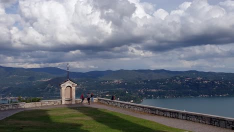 Schwenkblick-Auf-Den-Ortasee-Vom-Aussichtspunkt-Madonna-Del-Sasso