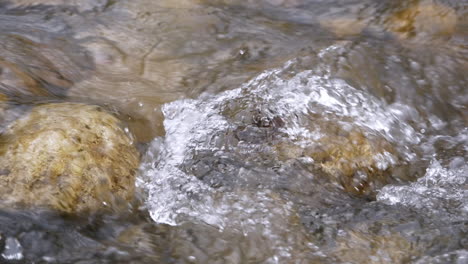 Klarer-Bach,-Der-Durch-Steinbrocken-Fließt,-Reichlich-Fluss,-Der-In-Zeitlupe-Fließt