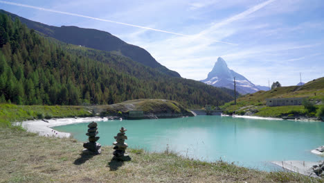 Matterhorn-with-mosjesee-Lake-in-Zermatt,-Switzerland