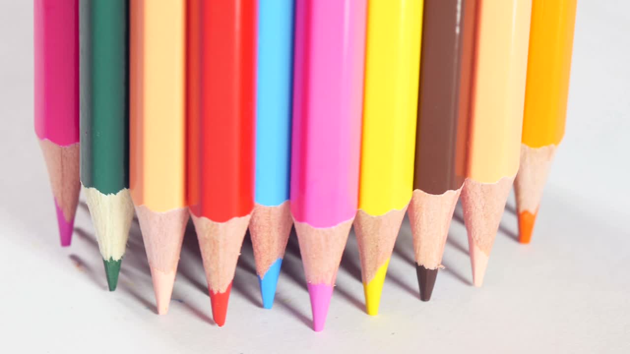 테이블 위에 서 있는 연필 한 어리