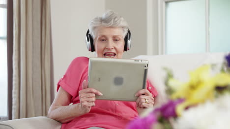 mujer mayor escuchando música con auriculares