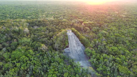 tulum piedra ruinas coba civilización aéreo dron volar sobre selva bosque méjico