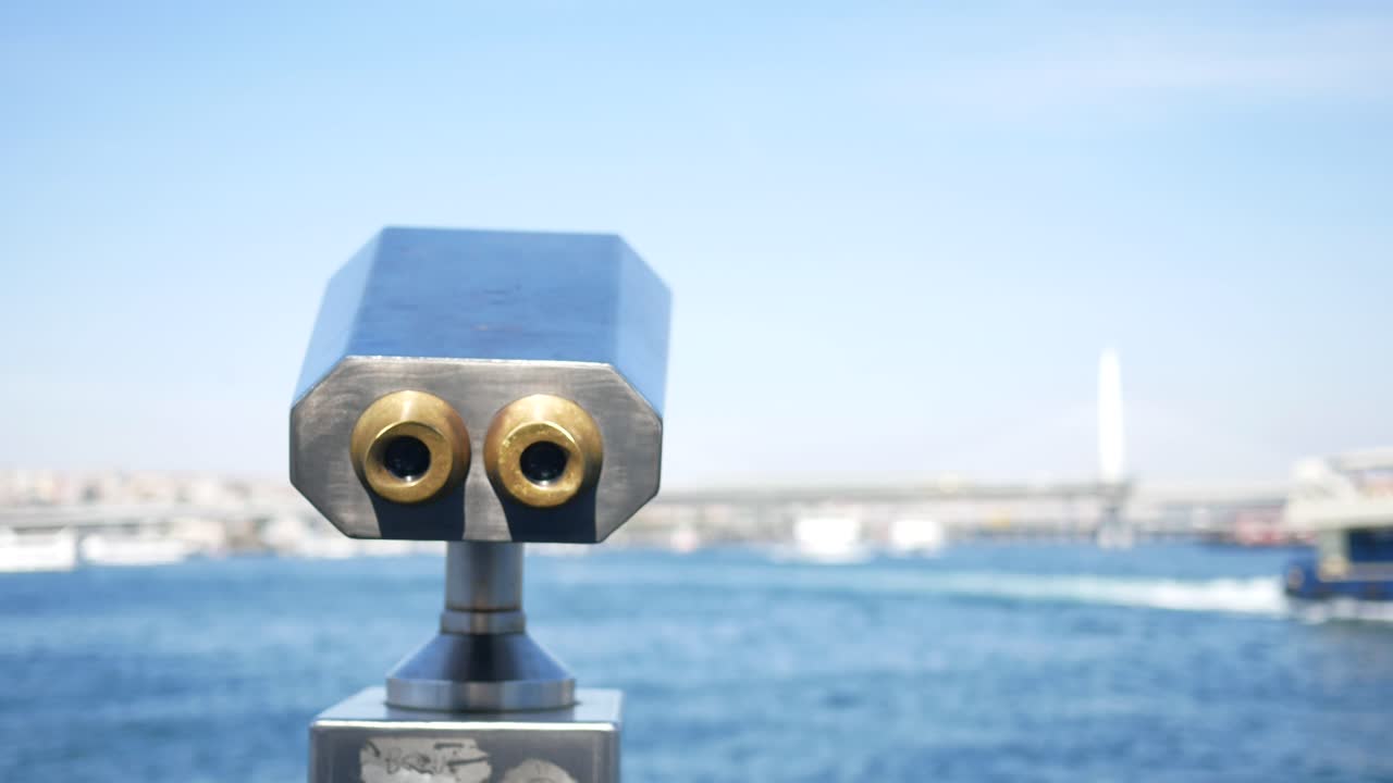 binoculares en un muelle con vistas a un puerto