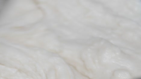 remover la masa con una cuchara de madera