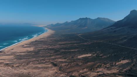 playa de cofete, fuerteventura: vista aérea viajando hacia una fantástica playa y las grandes montañas que la rodean