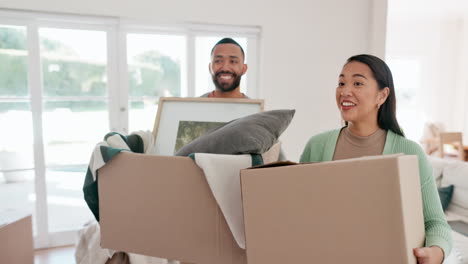 casal feliz, caixa e mudando-se para uma nova casa juntos