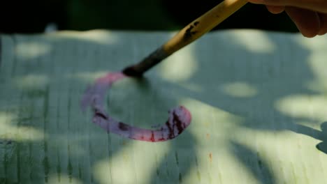 escribe el círculo zen en la hoja de plátano, el concepto del ciclo de la naturaleza
