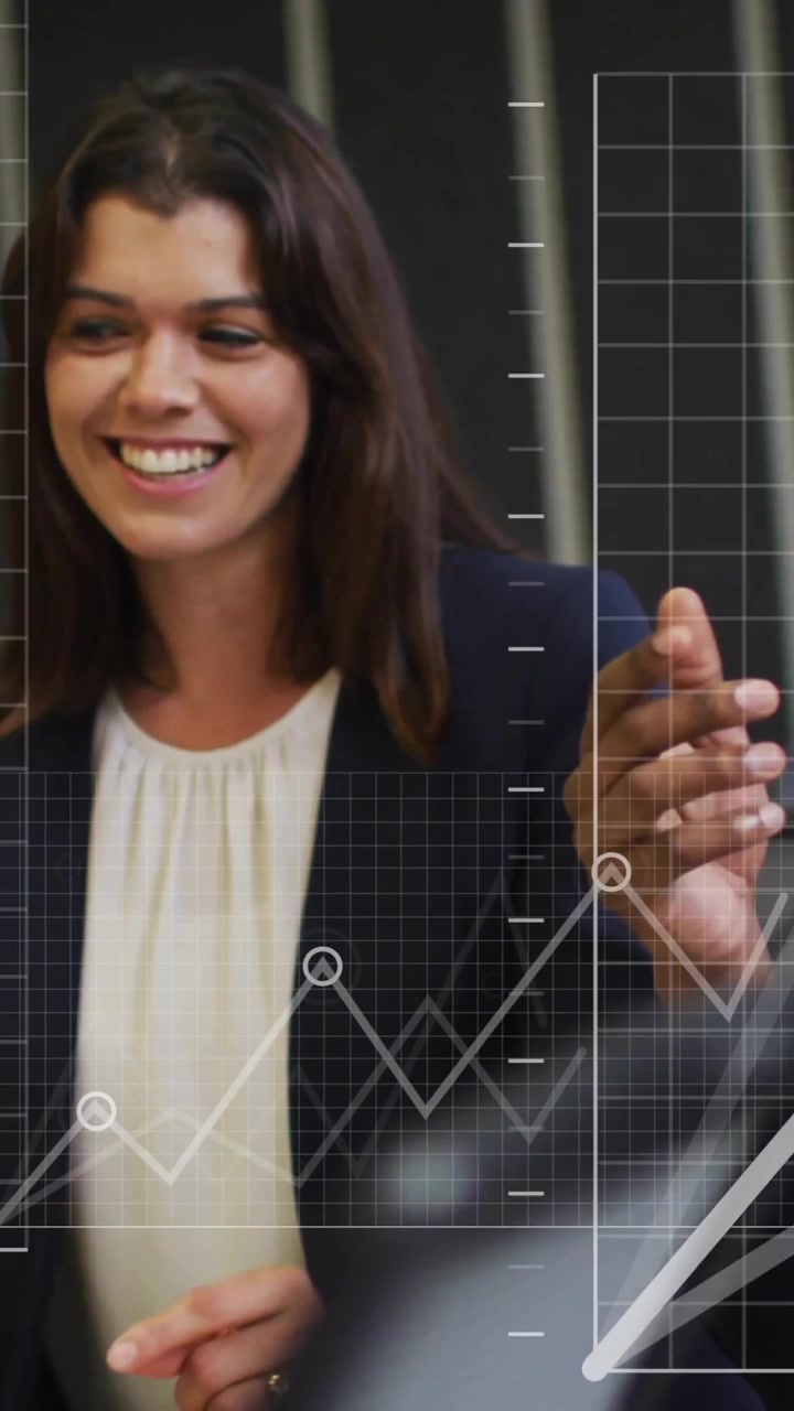 Animação de processamento de dados e diagramas com colegas diversos discutindo trabalho no escritório