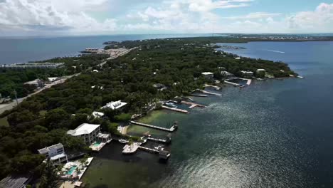 Llave-De-Plantación-Desde-El-Cielo,-Cayos-De-Florida-Con-Muelles-Y-Edificios-Al-Lado-Del-Océano