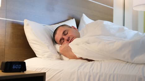 hombre despertando en la cama