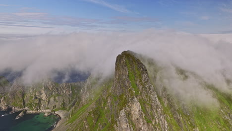 Stave-Noruega-Aérea-V17-Dron-Cinemático-Vuela-Hacia-El-Punto-De-Vista-Måtind-En-El-Desierto,-Capturando-El-Paisaje-Montañoso-Costero-Cubierto-De-Una-Gruesa-Capa-De-Niebla-Dramática---Filmado-Con-Mavic-3-Cine---Junio-De-2022