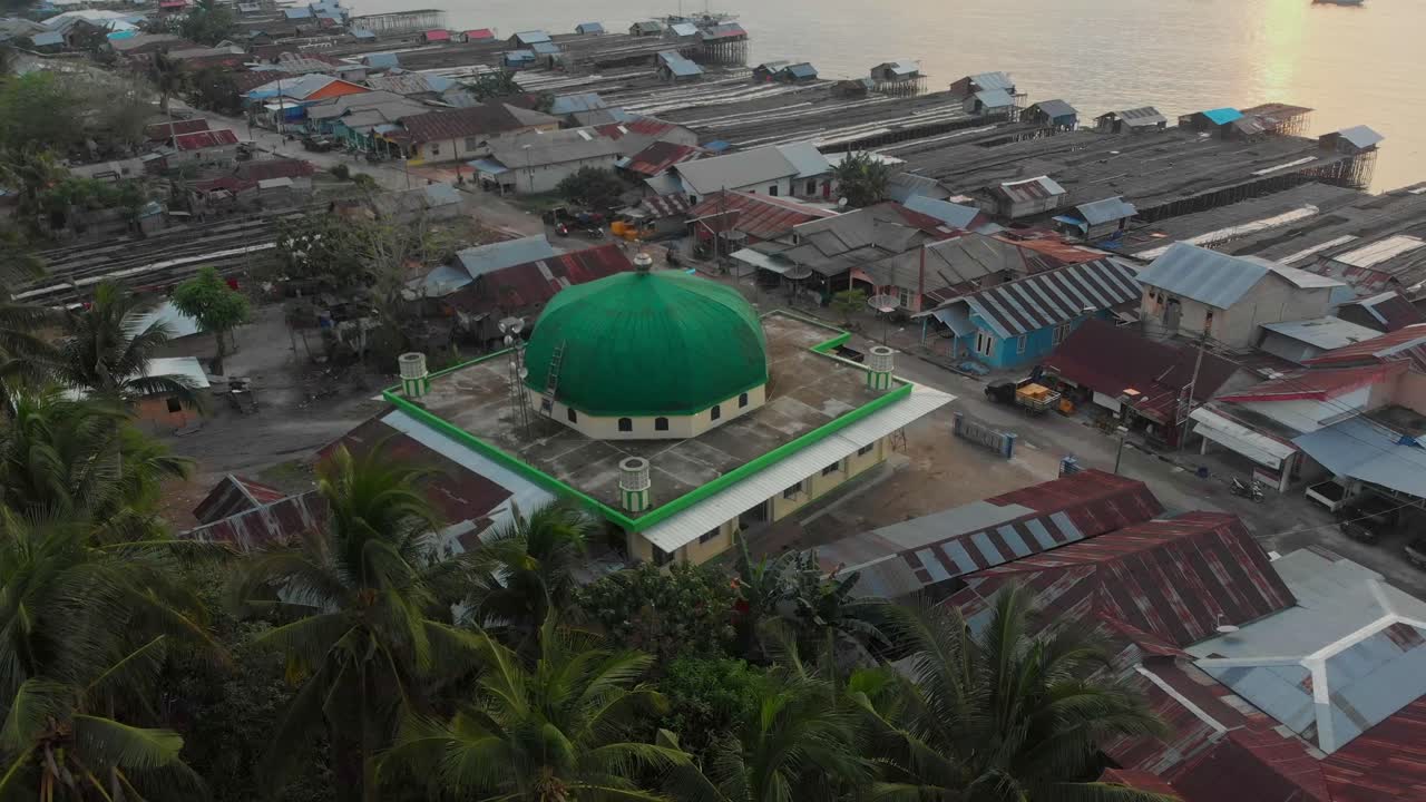 Pemandangan udara perahu nelayan mengapung di laut tenang saat matahari terbenam keemasan di Tanjung Binga Belitung Indonesia