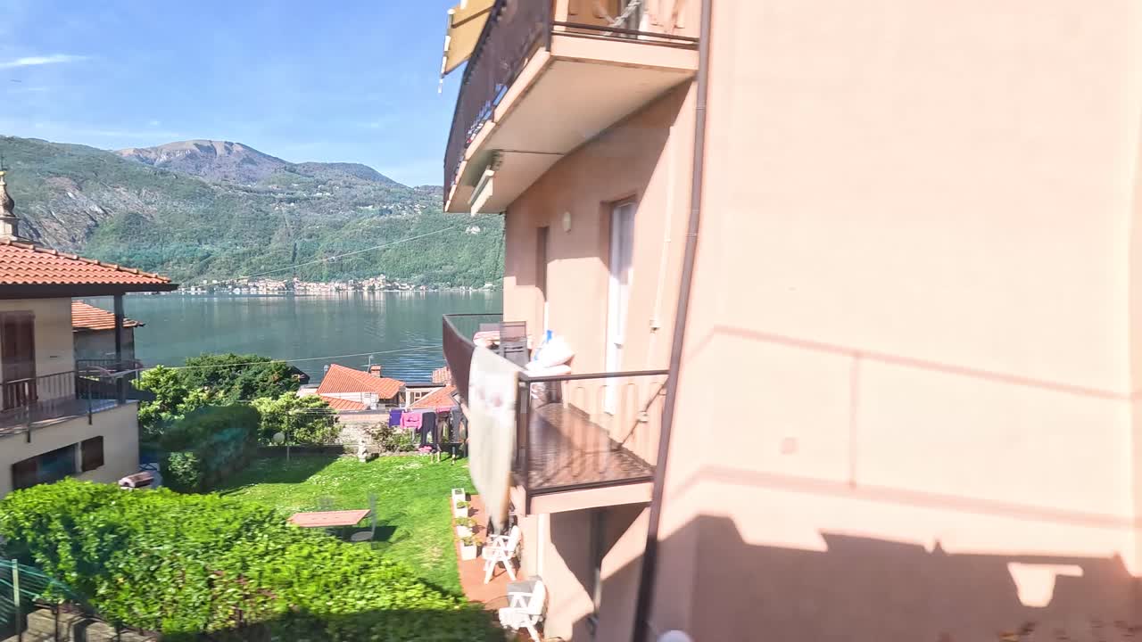 산과 초록색으로 아름다운 호수변 마을