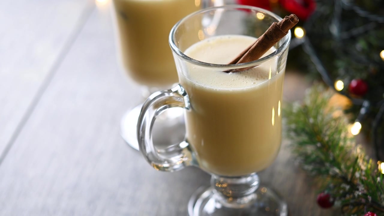 Lait de poule à la cannelle dans un verre
