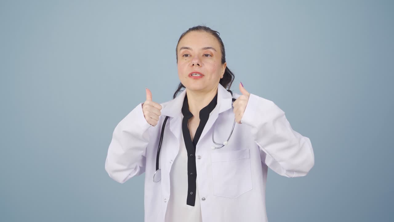 의사는 카메라를 쳐다보고 조언을 합니다.