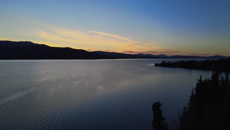 Friedlicher-Blick-Auf-Den-Atlin-see-Während-Des-Sonnenuntergangs