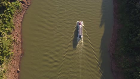 Barco-Turístico-A-Lo-Largo-Del-Río-Iguazú-Al-Anochecer,-Frontera-Entre-Argentina-Y-Brasil