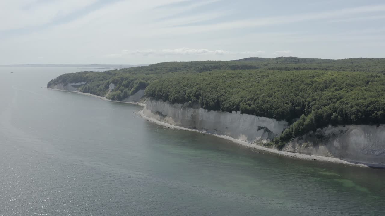 toma aérea de drones de los acantilados de tiza en ruegen rügen en alemania en una hermosa luz con agua de mar verde y azul, europa