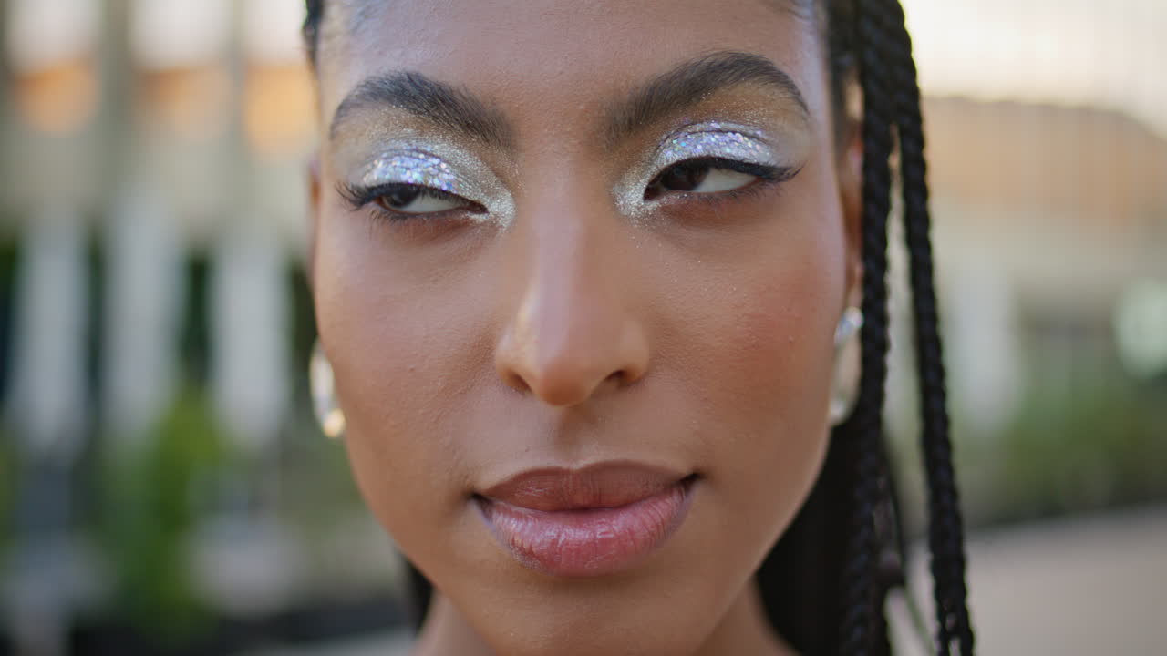 magnífica modelo mirando cámara en el sol del centro del retrato. mujer cósmica