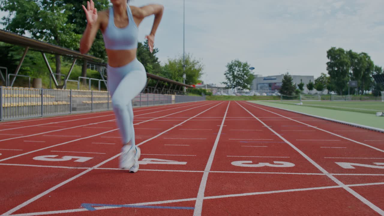 atleta femenina corriendo en una pista