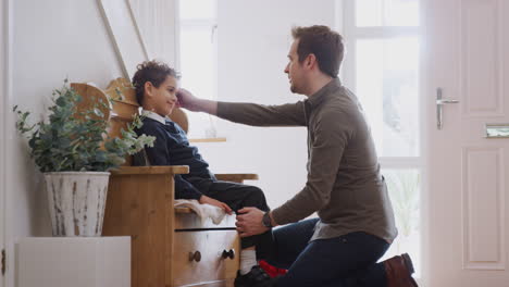 Alleinerziehender-Vater-Zu-Hause-Bereitet-Seinen-Sohn-In-Uniform-Für-Den-Ersten-Schultag-Vor