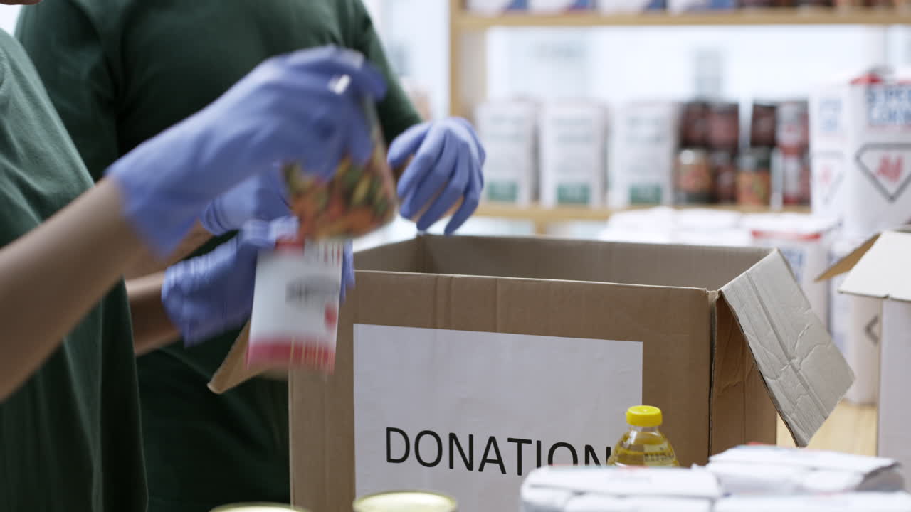 dos personas que usan clavos mientras empacan comestibles