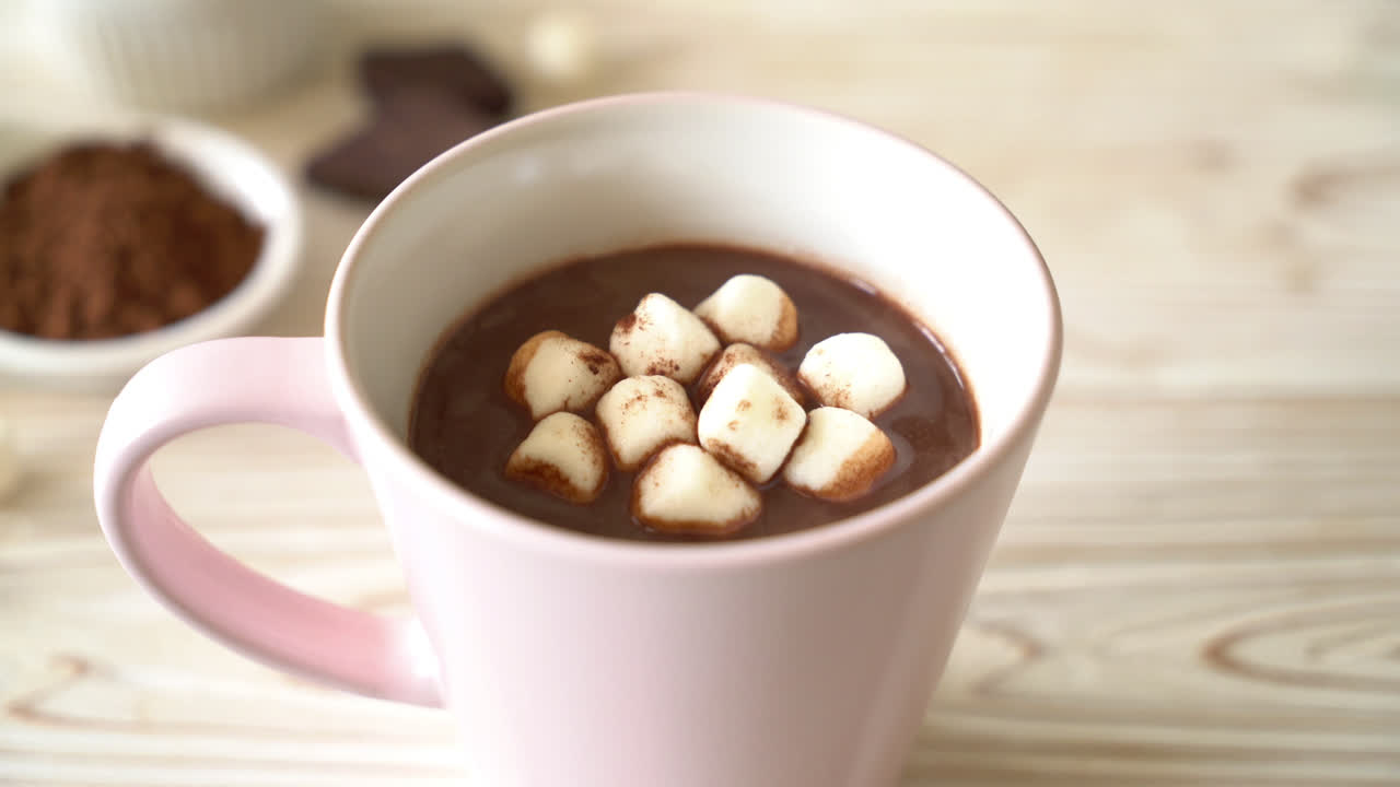 taza de chocolate caliente con malvaviscos