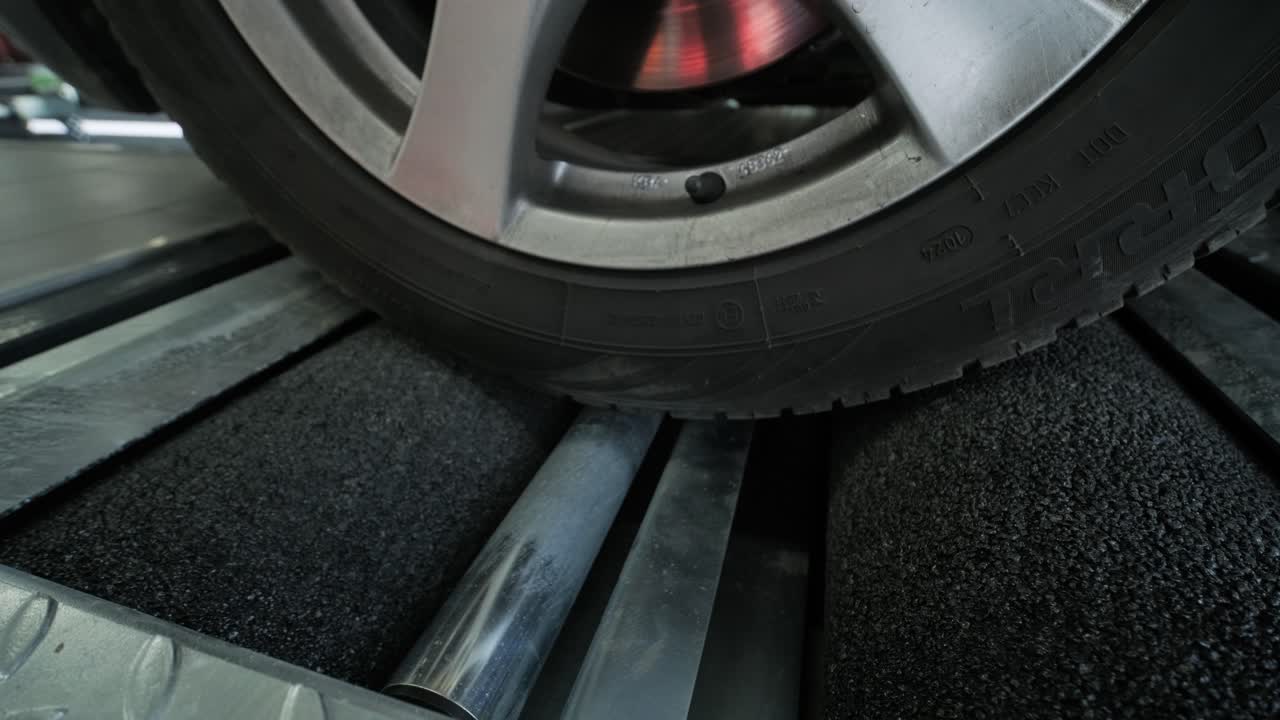 proceso de diagnóstico automático de la suspensión en un servicio automovilístico moderno. se utiliza equipo profesional para inspeccionar y analizar la condición de la suspensión y los componentes del vehículo