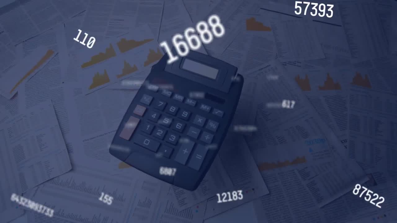 animación de números cambiantes contra la calculadora que cae sobre los documentos.