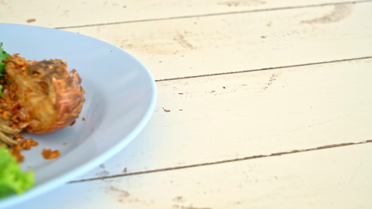 langostinos fritos o camarones mantis con ajo - estilo marisco