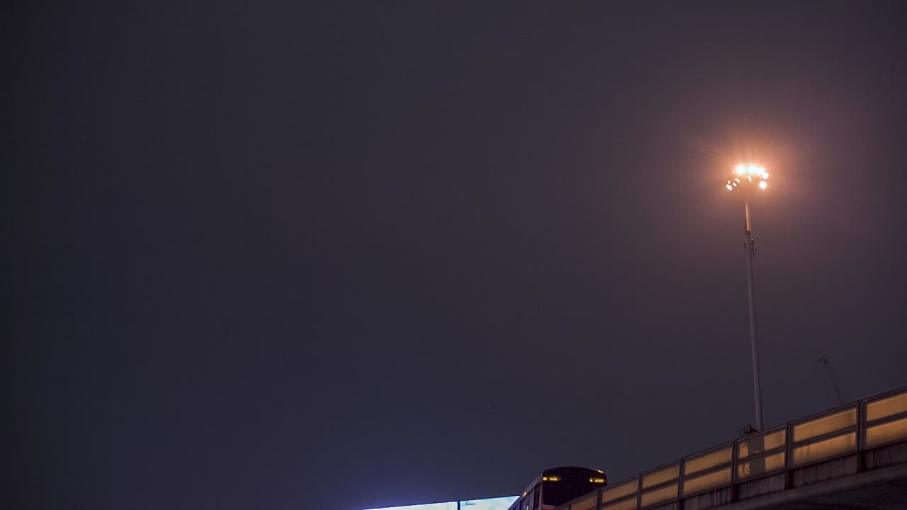 viaje nocturno en tren de la ciudad