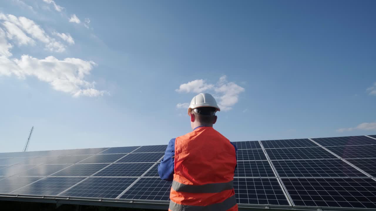 examen por parte de un inspector de los módulos fotovoltaicos mediante una cámara de imagen térmica