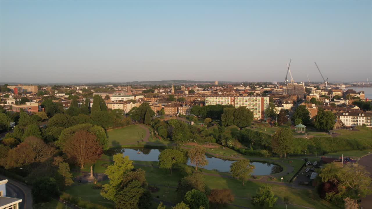 Vista aerea di un parco cittadino e dei suoi dintorni