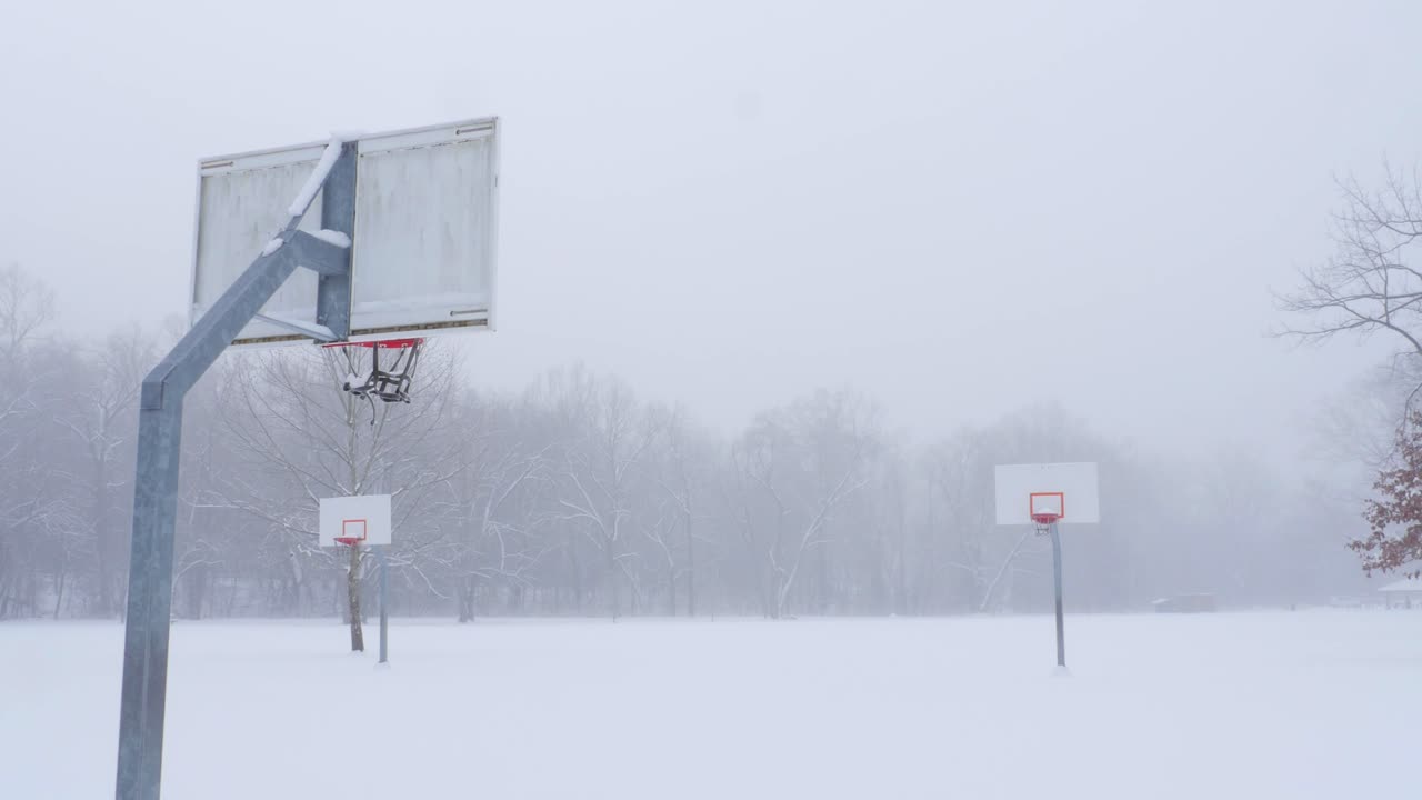 겨울 눈에 농구 코트와 농구