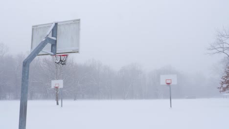 Cancha-De-Baloncesto-Y-Aros-En-La-Nieve-Del-Invierno