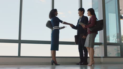personas de negocios que se dan la mano consultoras que se reúnen con clientes internacionales saludando con un apretón de manos planeando un acuerdo de asociación ejecutivo corporativo trabajando con los accionistas en la oficina
