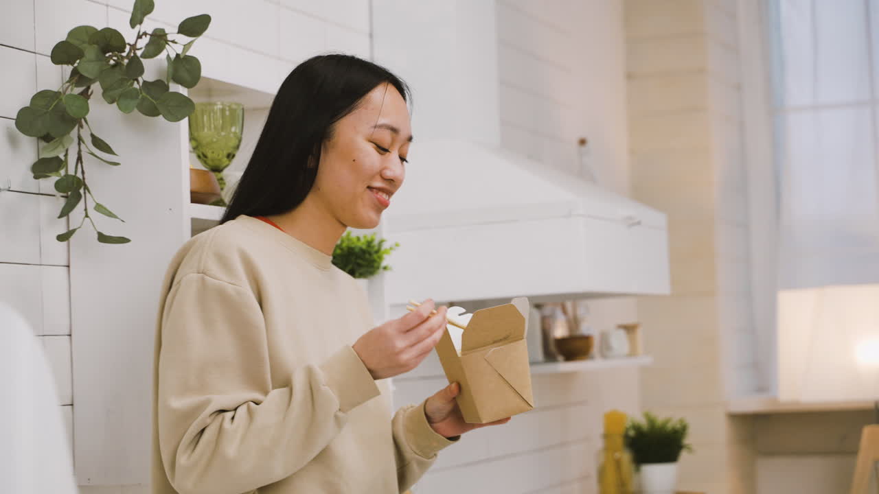 彼の犬を抱いて床に座って巻き毛を持つ金髪の少年