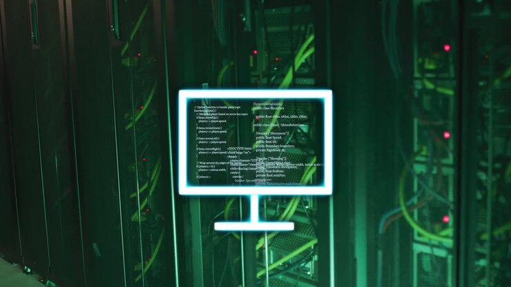 Экран компьютера с анимацией кода над серверными стойками в центре обработки данных.