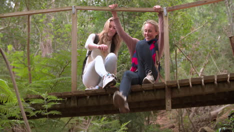 Mutter-Und-Tochter-Sitzen-Auf-Einer-Kleinen-Brücke-Im-Wald