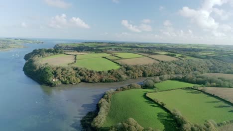 Vista-Aérea-Sobre-La-Desembocadura-De-Un-Río-En-Cornualles-En-El-Sur-De-Inglaterra