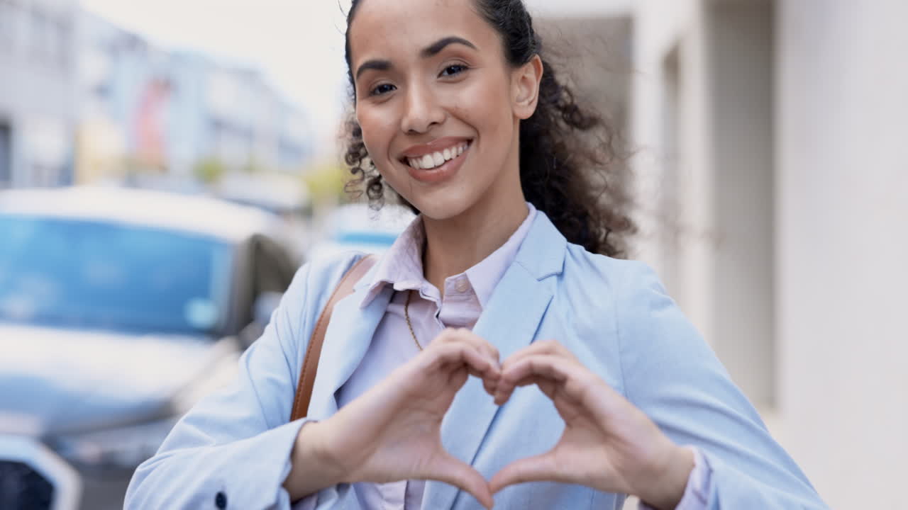 rostro feliz y una mujer con manos de corazón