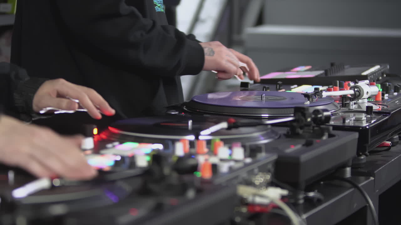 djs mezclando en los tocadiscos